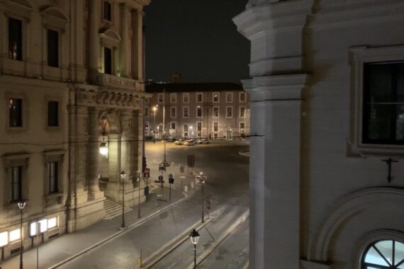 Piazza della Repubblica, vuota