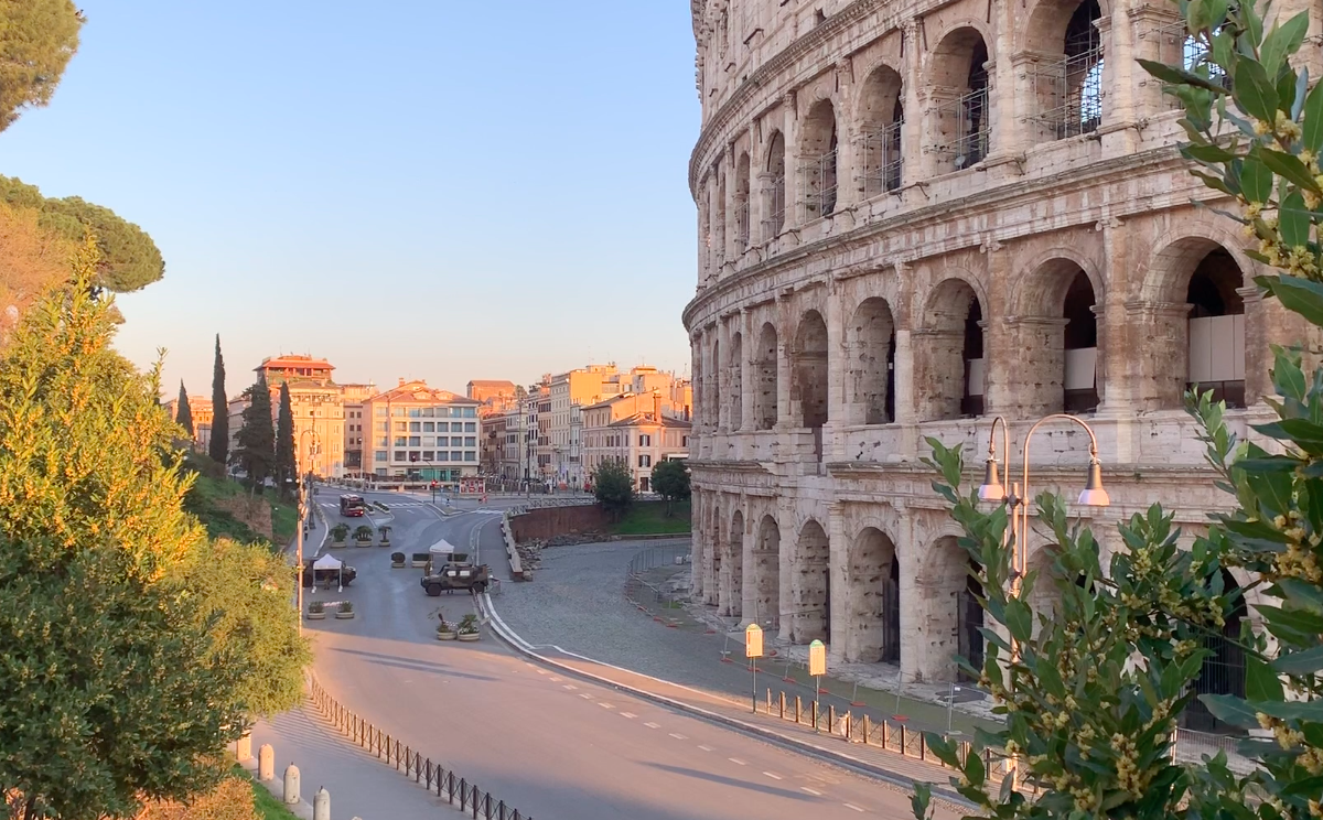 Il Colosseo, e intorno il silenzio